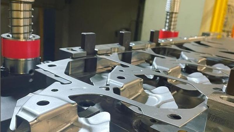 级进模步距计算：模具制造中的关键考量**